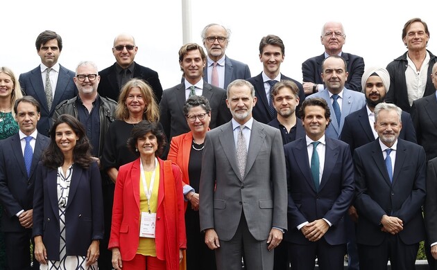 Su Majestad el Rey junto a la representación de los participantes en el "Spain Startup, South Summit 2023"